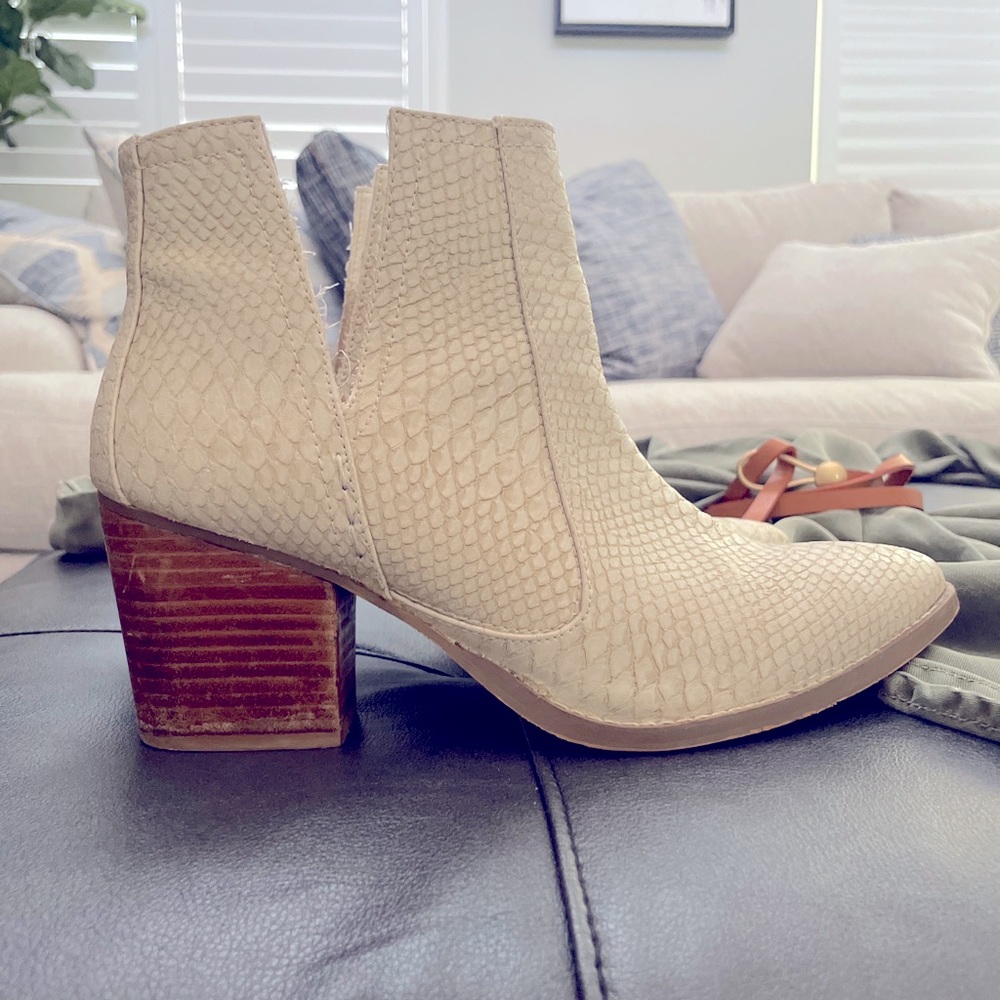 White Western Snake skin boots/booties